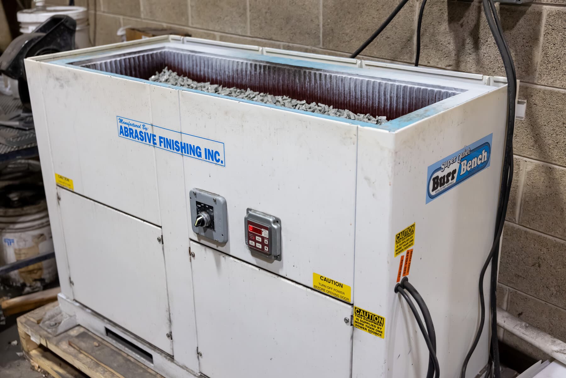 Parts deburring in a vibratory tumbler / Burr Bench